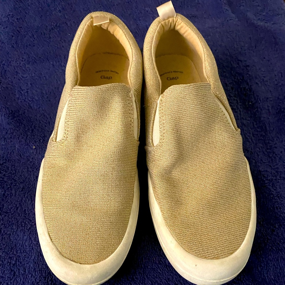 Women’s gold Gap slides size 8